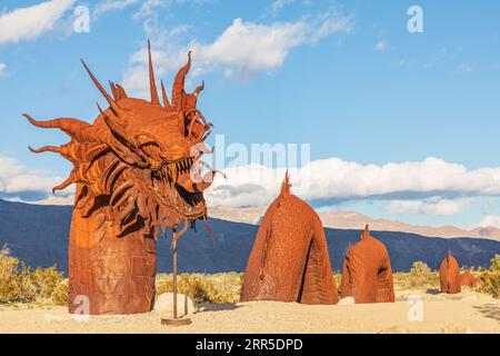 Borrego Springs, Kalifornien, USA. Februar 2019. Geschweißte Stahlskulptur eines Drachen von Ricardo Breceda. Stockfoto