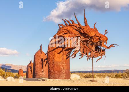 Borrego Springs, Kalifornien, USA. Februar 2019. Geschweißte Stahlskulptur eines Drachen von Ricardo Breceda. Stockfoto