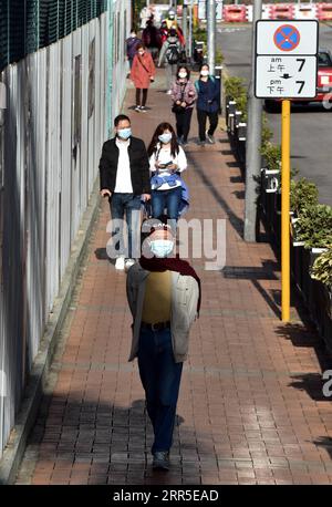 210103 -- HONGKONG, 3. Januar 2021 -- Menschen mit Gesichtsmasken gehen auf einer Straße in Hongkong, Südchina, 3. Januar 2021. Das Hongkonger Zentrum für Gesundheitsschutz meldete am Sonntag 41 weitere bestätigte COVID-19-Fälle und erreichte damit 8.964 Fälle. Die neuen Fälle umfassten 40 lokale Infektionen, davon 16 Fälle unbekannter Herkunft. CHINA-HONGKONG-COVID-19-FÄLLE CN LOXPINGXFAI PUBLICATIONXNOTXINXCHN Stockfoto