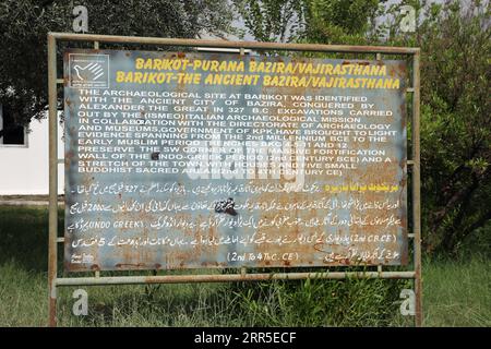 Informationsschild in Barikot in Pakistan Stockfoto