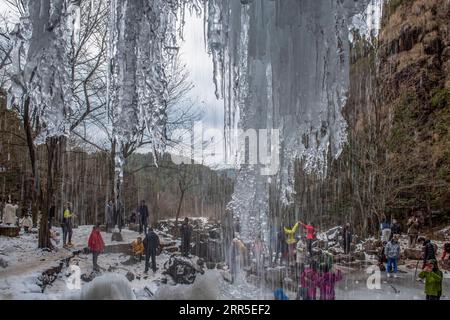 210103 -- YUYAO, 3. Januar 2021 -- Menschen genießen die Landschaft eines gefrorenen Wasserfalls am Siming Berg in Yuyao Stadt, Ostchinesische Provinz Zhejiang, 3. Januar 2021. Foto: /Xinhua CHINA-ZHEJIANG-YUYAO-SIMING MOUNTAIN-FROZEN WATERFALL CN ZhangxHui PUBLICATIONxNOTxINxCHN Stockfoto