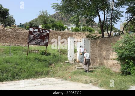 Touristen, die die antike Stadt Bazira in Pakistan betreten Stockfoto