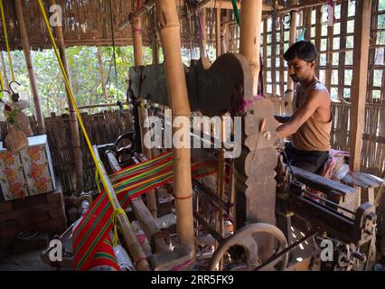 210105 -- AGARTALA, 5. Januar 2021 -- Ein Weber stellt am 5. Januar 2021 in Taranagar, 10 km von Agartala, der Hauptstadt von Indiens nordöstlichem Bundesstaat Tripura, traditionelle Stammeskostüme her. STR/INDIA-AGARTALA-HERSTELLUNG DES TRADITIONELLEN STAMMESKOSTÜMS Xinhua PUBLICATIONxNOTxINxCHN Stockfoto