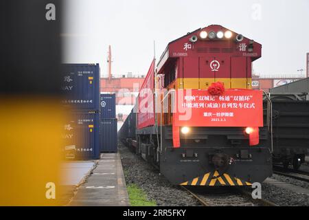 210105 -- PEKING, 5. Januar 2021 -- Ein chinesisch-europäischer Güterzug nach Duisburg bereitet sich auf die Abfahrt am Bahnhof Tuanjiecun im südwestchinesischen Chongqing am 1. Januar 2021 vor. Xinhua Schlagzeilen: Neue Trends für die chinesische Wirtschaft im Jahr 2021 TangxYi PUBLICATIONxNOTxINxCHN Stockfoto