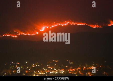 210106 -- PEKING, 6. Januar 2021 -- Foto aufgenommen am 31. Januar 2020 zeigt ein Buschfeuer im Orroral Valley, südlich von Canberra, Australien. Foto von /Xinhua XINHUA-BILDER DES JAHRES 2020-WELTNACHRICHTEN LiuxChangchang PUBLICATIONxNOTxINxCHN Stockfoto