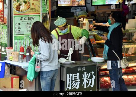 210106 -- HONG KONG, 6. Januar 2021 -- Menschen, die Gesichtsmasken tragen, kaufen Essen an einem Stand in Hong Kong, Südchina, 6. Januar 2021. Das Hongkonger Zentrum für Gesundheitsschutz meldete am Mittwoch 25 weitere bestätigte COVID-19-Fälle, ein neues tief seit Ende November und erreichte 9.074. CHINA-HONGKONG-COVID-19-FÄLLE CN LOXPINGXFAI PUBLICATIONXNOTXINXCHN Stockfoto