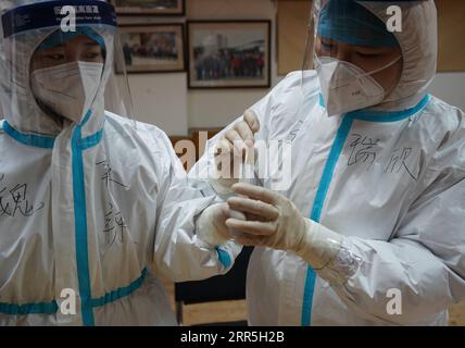 210107 -- SHIJIAZHUANG, 7. Januar 2021 -- medizinische Arbeiter versiegeln eine Probe in einer Gemeinde im Bezirk Yuhua von Shijiazhuang, Hauptstadt der nordchinesischen Provinz Hebei, 7. Januar 2021. Shijiazhuang begann am Mittwoch, stadtweite Nukleinsäuretests durchzuführen, die alle Bewohner abdeckten. CHINA-HEBEI-SHIJIAZHUANG-COVID-19-CITYWIDE TESTS CN JINXHAOYUAN PUBLICATIONXNOTXINXCHN Stockfoto