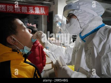 210107 -- SHIJIAZHUANG, 7. Januar 2021 -- Ein medizinischer Mitarbeiter arbeitet an einer COVID-19-Teststelle der Gemeinde im Bezirk Yuhua von Shijiazhuang, Hauptstadt der nordchinesischen Provinz Hebei, 7. Januar 2021. Shijiazhuang begann am Mittwoch, stadtweite Nukleinsäuretests durchzuführen, die alle Bewohner abdeckten. Die Stadt hat 5.011 Standorte eingerichtet, um Abstrichproben für die Tests zu entnehmen. CHINA-HEBEI-SHIJIAZHUANG-COVID-19-SEUCHENBEKÄMPFUNG CN YANGXSHIYAO PUBLICATIONXNOTXINXCHN Stockfoto