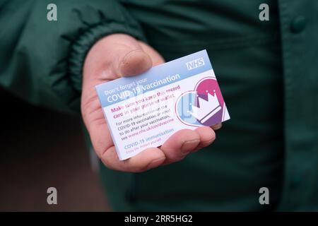 210107 -- GREATER MANCHESTER, 7. Januar 2021 -- Ein Mitarbeiter hält Impfkarten, die Mitgliedern der Öffentlichkeit am 7. Januar 2021 ihre zweite Dosis des Pfizer-BioNTech COVID-19-Impfstoffs im Hyde Leisure Centre in Greater Manchester, Großbritannien, gegeben wurden. Der britische Premierminister Boris Johnson sagte den Abgeordneten am Mittwoch, dass die Regierung jede verfügbare Sekunde der Abriegelung nutzen werde, um durch den Einsatz von COVID-19-Impfstoffen in den kommenden Wochen einen unsichtbaren Schild um ältere und schutzbedürftige Menschen zu legen. Foto von /Xinhua BRITAIN-GREATER MANCHESTER-COVID-19-VACCINE JonxSuper PUBLICAT Stockfoto