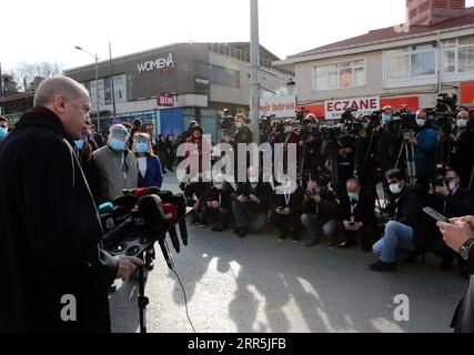 210108 -- ISTANBUL, 8. Januar 2021 -- der türkische Präsident Recep Tayyip Erdogan 1st L, Front spricht am 8. Januar 2021 mit Reportern in Istanbul, Türkei. Erdogan sagte am Freitag, dass der Massenimpfprozess gegen die COVID-19-Pandemie bald beginnen werde. TÜRKEI-ISTANBUL-PRÄSIDENT-MASSENIMPFUNG Xinhua PUBLICATIONxNOTxINxCHN Stockfoto