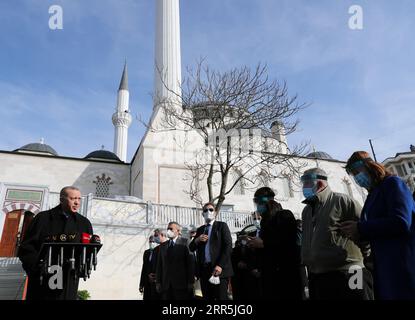 Nachrichten Themen der Woche KW01 Nachrichten Bilder des Tages 210108 -- ISTANBUL, 8. Januar 2021 -- der türkische Präsident Recep Tayyip Erdogan 1st L spricht am 8. Januar 2021 mit Reportern in Istanbul, Türkei. Erdogan sagte am Freitag, dass der Massenimpfprozess gegen die COVID-19-Pandemie bald beginnen werde. TÜRKEI-ISTANBUL-PRÄSIDENT-MASSENIMPFUNG Xinhua PUBLICATIONxNOTxINxCHN Stockfoto