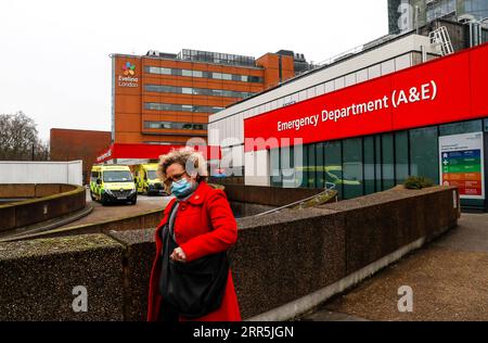 210109 -- LONDON, 9. Januar 2021 -- Eine Frau, die Eine Gesichtsmaske trägt, verlässt die Notaufnahme des St Thomas Hospital in London, Großbritannien, 8. Januar 2021. Großbritannien verzeichnete weitere 68.053 Coronavirus-Fälle, die höchste tägliche Zunahme seit Beginn der Pandemie im Land, offiziellen Zahlen zufolge Freitag. Die Gesamtzahl der Coronavirus-Fälle im Land beläuft sich auf 2.957.472, wie die Daten zeigten. Ebenfalls am Freitag erklärte der Bürgermeister von London Sadiq Khan einen schweren Vorfall in der britischen Hauptstadt, da steigende Coronavirus-Fälle drohen, Krankenhäuser zu überlasten. GROSSBRITANNIEN-LONDON-COVID-19-FÄLLE-HIGHES Stockfoto