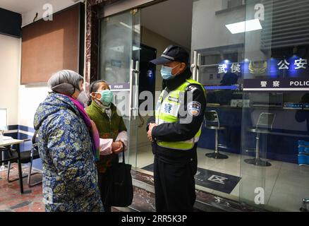 210109 -- CHENGDU, 9. Januar 2021 -- Qiao Zhibing empfängt Bürger, die hier sind, um Hilfe in der Jiangxi-Polizeiwache der Bezirksniederlassung Wuhou des Chengdu-Büros für öffentliche Sicherheit in Chengdu, Provinz Sichuan im Südwesten Chinas, am 8. Januar 2021 zu suchen. Am 10. Januar 2021 ist Chinas erster Tag der chinesischen Volkspolizei, aber für Qiao Zhibing, einen 59-jährigen Polizisten von der Jiangxi Straße Polizeiwache der Wuhou Bezirksniederlassung des Chengdu Public Security Bureau, wird es sein letzter Polizeitag sein, da er im Juni dieses Jahres mit 60 Jahren in Rente gehen wird. Als der Tag der chinesischen Volkspolizei näher rückt, kommen Kollegen von Stockfoto