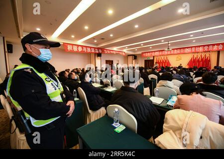 210109 -- CHENGDU, 9. Januar 2021 -- Qiao Zhibing ist im Dienst während eines Treffens der Mitglieder der Kommunistischen Partei Chinas in der Jinli-Gemeinschaft in Chengdu, südwestchinesische Provinz Sichuan, am 8. Januar 2021. Am 10. Januar 2021 ist Chinas erster Tag der chinesischen Volkspolizei, aber für Qiao Zhibing, einen 59-jährigen Polizisten von der Jiangxi Straße Polizeiwache der Wuhou Bezirksniederlassung des Chengdu Public Security Bureau, wird es sein letzter Polizeitag sein, da er im Juni dieses Jahres mit 60 Jahren in Rente gehen wird. Als sich der Tag der chinesischen Volkspolizei nähert, hielten Kollegen von der Polizeiwache ein kleines Abschiedsgeschenk ab Stockfoto