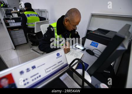 210109 -- CHENGDU, 9. Januar 2021 -- Qiao Zhibing dokumentiert, was Bewohner auf einem Notizbuch in der Jiangxi Street Polizeiwache der Wuhou Bezirksniederlassung des Chengdu Public Security Bureau in Chengdu, südwestchinesische Provinz Sichuan, am 8. Januar 2021 berichtet haben. Am 10. Januar 2021 ist Chinas erster Tag der chinesischen Volkspolizei, aber für Qiao Zhibing, einen 59-jährigen Polizisten von der Jiangxi Straße Polizeiwache der Wuhou Bezirksniederlassung des Chengdu Public Security Bureau, wird es sein letzter Polizeitag sein, da er im Juni dieses Jahres mit 60 Jahren in Rente gehen wird. Als sich der Tag der chinesischen Volkspolizei nähert, kollegiagu Stockfoto