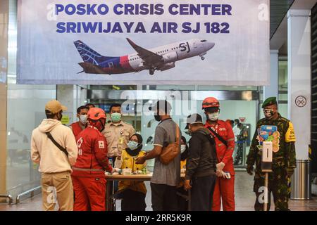 News Bilder des Tages 210110 -- TANGERANG, 10. Januar 2021 -- Angehörige von Passagieren an Bord des Sriwijaya Air Fluges SJ-182 kommen am 9. Januar 2021 im Krisenzentrum des Soekarno-Hatta Flughafens in Tangerang, Indonesien an. Der indonesische Verkehrsminister Budi Karya Sumadi hat den Absturz einer Boeing 737-500-Maschine einer indonesischen Fluggesellschaft mit 62 Personen an Bord bestätigt, die am Samstagnachmittag den Kontakt zum Fluglotsen verloren hat. Auf einer virtuellen Pressekonferenz am Samstagabend sagte der Minister, der Sriwijaya Air Flug SJ-182 fliege von der Hauptstadt Jakarta nach Pontianak Stadt in We Stockfoto