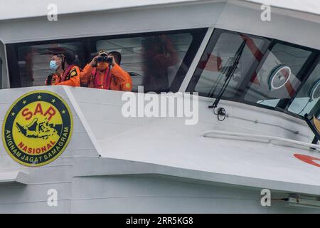 News Bilder des Tages 210110 -- LANCANG ISLAND, 10. Januar 2021 -- Mitglieder des Search and Rescue SAR-Teams führen eine Suchoperation am Flugzeugabsturzort des Sriwijaya Air-Fluges SJ-182 in den Gewässern der Insel Lancang, 10. Januar 2021 durch. Der indonesische Verkehrsminister Budi Karya Sumadi hat den Absturz einer Boeing 737-500-Maschine einer indonesischen Fluggesellschaft mit 62 Personen an Bord bestätigt, die am Samstagnachmittag den Kontakt zum Fluglotsen verloren hat. Auf einer virtuellen Pressekonferenz am Samstagabend sagte der Minister, der Sriwijaya Air Flug SJ-182 fliege von der Hauptstadt Jaka Stockfoto