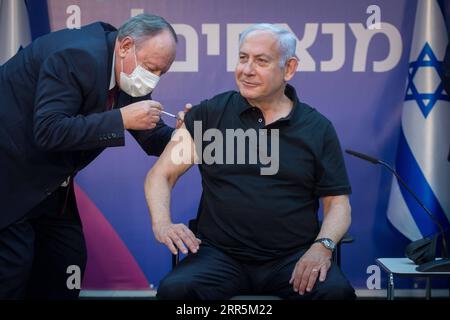 Bilder des Jahres 2021, News 01 Januar News Themen der Woche KW01 210110 -- JERUSALEM, 10. Januar 2021 -- der israelische Premierminister Benjamin Netanyahu erhält am 9. Januar 2021 in der zentralisraelischen Stadt Ramat Gan eine zweite Dosis COVID-19-Impfstoff. Drei Wochen nach Erhalt der ersten Dosis der COVID-19-Impfung erhielt der israelische Premierminister Benjamin Netanyahu am Samstagabend die zweite Dosis des Impfstoffs im Sheba Medical Center in Tel Aviv. Miriam Alster/JINI über Xinhua ISRAEL-RAMAT GAN-PREMIERMINISTER-COVID-19-IMPFSTOFF ShangxHao PUBLICATIONxNOTxINxCHN Stockfoto