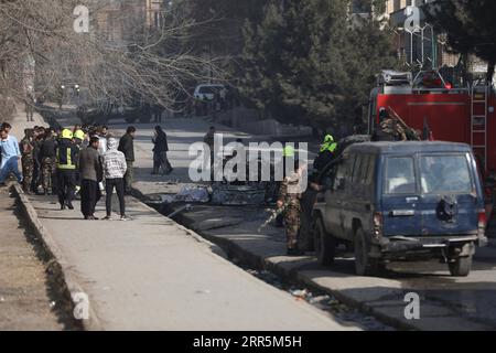 News Bilder des Tages 210110 -- KABUL, 10. Januar 2021 -- afghanische Sicherheitskräfte inspizieren den Ort einer Explosion in Kabul, Hauptstadt Afghanistans, 10. Januar 2020. Drei Menschen wurden am Sonntag als tot und eine weitere als Sprengstoff in ein Fahrzeug in Kabul bestätigt, sagte der Sprecher des Innenministeriums Tareq Arian. AFGHANISTAN-KABUL-BLAST STR PUBLICATIONXNOTXINXCHN Stockfoto