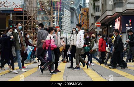 210110 -- HONG KONG, 10. Januar 2021 -- Menschen mit Gesichtsmasken gehen auf einer Straße im südchinesischen Hongkong, 10. Januar 2021. Das Zentrum für Gesundheitsschutz in Hongkong (CHP) meldete am Sonntag 31 weitere bestätigte COVID-19-Fälle und erreichte damit insgesamt 9.242 Fälle. CHINA-HONG KONG-COVID-19-FÄLLE LixGang PUBLICATIONxNOTxINxCHN Stockfoto