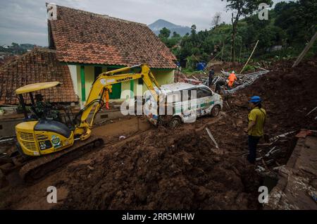 News Bilder des Tages 210110 -- WEST JAVA, 10. Januar 2021 -- ein Bagger zieht einen Krankenwagen an der Stelle eines Erdrutsches im Dorf Cihanjuang in West Java, Indonesien, 10. Januar 2021. Die Zahl der Todesopfer durch Erdrutsche in einem Dorf in der indonesischen Provinz West-Java erreichte 13 am Sonntag, sagten lokale Beamte. Foto von /Xinhua INDONESIA-SUMEDANG-LANDSLIDE-AFTERMATH Septianjar PUBLICATIONxNOTxINxCHN Stockfoto