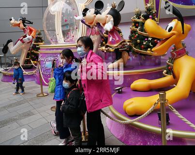 210110 -- HONG KONG, 10. Januar 2021 -- Menschen posieren für ein Foto mit Zeichentrickfiguren im südchinesischen Hongkong, 10. Januar 2021. Das Zentrum für Gesundheitsschutz in Hongkong (CHP) meldete am Sonntag 31 weitere bestätigte COVID-19-Fälle und erreichte damit insgesamt 9.242 Fälle. CHINA-HONG KONG-COVID-19-FÄLLE LixGang PUBLICATIONxNOTxINxCHN Stockfoto