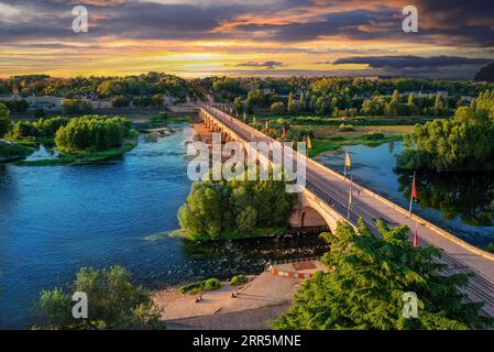 Skyline-Blick auf die berühmte Wilson Bridge über die Loire, beleuchtet in der Abenddämmerung, in Tours City, Frankreich Stockfoto