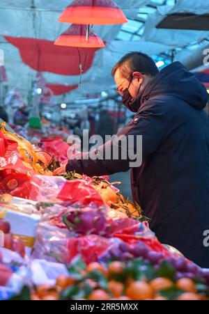 210111 -- CHANGCHUN, 11. Januar 2021 -- Ein Bürger kauft Obst auf einem Bauernmarkt im Bezirk Nanguan in Changchun, nordöstliche Provinz Jilin, 11. Januar 2021. Chinas Verbraucherpreisindex, ein Hauptindikator für die Inflation, stieg 2020 um 2,5 Prozent gegenüber dem Vorjahr und blieb damit im Rahmen des jährlichen Ziels der Regierung von rund 3,5 Prozent. CHINA-ECONOMY-CPI CN ZhangxNan PUBLICATIONxNOTxINxCHN Stockfoto