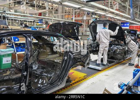 210111 -- CHANGCHUN, 11. Januar 2021 -- Arbeiter montieren Fahrzeuge an der Endmontagelinie des Automobilherstellers FAW-Volkswagen in Changchun, Provinz Jilin im Nordosten Chinas, 5. Januar 2021. Im Jahr 2020 ging der chinesische Erzeugerpreisindex PPI nach Angaben des National Bureau of Statistics NBS um 1,8 Prozent zurück. CHINA-ECONOMY-PPI-RÜCKGANG CN ZhangxNan PUBLICATIONxNOTxINxCHN Stockfoto