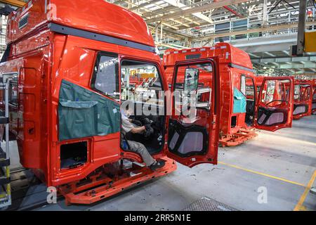 210111 -- CHANGCHUN, 11. Januar 2021 -- Ein Arbeiter montiert ein Fahrzeug an der Endmontagelinie des Lkw-Herstellers FAW-Jiefang in Changchun, Provinz Jilin im Nordosten Chinas, 5. Januar 2021. Im Jahr 2020 ging der chinesische Erzeugerpreisindex PPI nach Angaben des National Bureau of Statistics NBS um 1,8 Prozent zurück. CHINA-ECONOMY-PPI-RÜCKGANG CN ZhangxNan PUBLICATIONxNOTxINxCHN Stockfoto