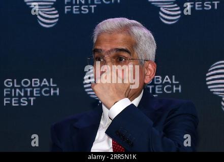 Mumbai, Indien. September 2023. Der Gouverneur der Reserve Bank of India (RBI) Shaktikanta das zeigt mit seiner Hand, wie er während des Global Fintech fest in Mumbai spricht. Global Fintech fest ist eine globale Plattform, um die wichtigsten Interessenträger von Fintech-Unternehmen zu ermutigen, die sich zum Austausch, Austausch von Ideen und Innovationen in den Bereichen Banken, Finanzen, digitale Zahlungen, Startups und neue Technologien versammeln. Quelle: SOPA Images Limited/Alamy Live News Stockfoto