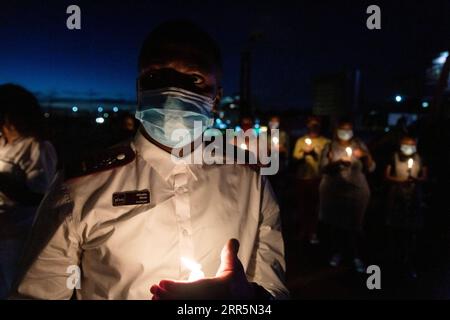 210111 -- NAIROBI, 11. Januar 2021 -- medizinische Mitarbeiter nehmen an einer Mahnwache in Johannesburg, Südafrika, 31. Dezember 2020 Teil. Die Zahl der bestätigten COVID-19-Fälle auf dem afrikanischen Kontinent erreichte am Sonntagmorgen 3.021.769, so die Africa Centers for Disease Control and Prevention Africa CDC. Foto von /Xinhua AFRICA-COVID-19-CASES-OVER 3 MILLION Yeshiel PUBLICATIONxNOTxINxCHN Stockfoto