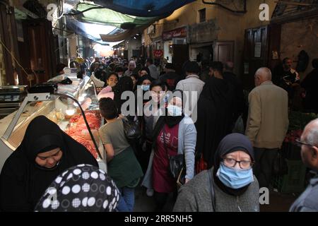 210112 -- TRIPOLI, 12. Januar 2021 -- Menschen kaufen Lebensmittel auf einem Markt, um sich auf eine nationale COVID-19-Sperre in Tripoli, Libanon, vorzubereiten, 11. Januar 2021. Der höhere Verteidigungsrat des Libanon erklärte am Montag den Notstand zwischen Januar 14-25, der eine vollständige Sperrung beinhaltet, in der Hoffnung, die weitere Ausbreitung von COVID-19 einzuschränken, berichtete der lokale Fernsehsender Al-Jadeed. Foto von /Xinhua LEBANON-TRIPOLI-COVID-19-LOCKDOWN Khalid PUBLICATIONxNOTxINxCHN Stockfoto