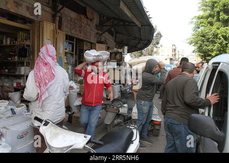 210112 -- TRIPOLI, 12. Januar 2021 -- Menschen kaufen Lebensmittel, um sich auf eine nationale COVID-19-Abriegelung in Tripoli, Libanon, vorzubereiten, 11. Januar 2021. Der höhere Verteidigungsrat des Libanon erklärte am Montag den Notstand zwischen Januar 14-25, der eine vollständige Sperrung beinhaltet, in der Hoffnung, die weitere Ausbreitung von COVID-19 einzuschränken, berichtete der lokale Fernsehsender Al-Jadeed. Foto von /Xinhua LEBANON-TRIPOLI-COVID-19-LOCKDOWN Khalid PUBLICATIONxNOTxINxCHN Stockfoto