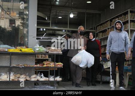 210112 -- TRIPOLI, 12. Januar 2021 -- Menschen kaufen Brot von einer Bäckerei, um sich auf eine nationale COVID-19-Sperre in Tripoli, Libanon, vorzubereiten, 11. Januar 2021. Der höhere Verteidigungsrat des Libanon erklärte am Montag den Notstand zwischen Januar 14-25, der eine vollständige Sperrung beinhaltet, in der Hoffnung, die weitere Ausbreitung von COVID-19 einzuschränken, berichtete der lokale Fernsehsender Al-Jadeed. Foto von /Xinhua LEBANON-TRIPOLI-COVID-19-LOCKDOWN Khalid PUBLICATIONxNOTxINxCHN Stockfoto