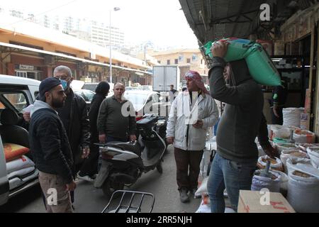 210112 -- TRIPOLI, 12. Januar 2021 -- Menschen kaufen Reis und Zucker, um sich auf eine nationale COVID-19-Sperre in Tripoli, Libanon, vorzubereiten, 11. Januar 2021. Der höhere Verteidigungsrat des Libanon erklärte am Montag den Notstand zwischen Januar 14-25, der eine vollständige Sperrung beinhaltet, in der Hoffnung, die weitere Ausbreitung von COVID-19 einzuschränken, berichtete der lokale Fernsehsender Al-Jadeed. Foto von /Xinhua LEBANON-TRIPOLI-COVID-19-LOCKDOWN Khalid PUBLICATIONxNOTxINxCHN Stockfoto