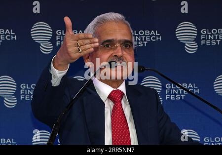 Mumbai, Indien. September 2023. Der Gouverneur der Reserve Bank of India (RBI) Shaktikanta das zeigt mit seiner Hand, wie er während des Global Fintech fest in Mumbai spricht. Global Fintech fest ist eine globale Plattform, um die wichtigsten Interessenträger von Fintech-Unternehmen zu ermutigen, die sich zum Austausch, Austausch von Ideen und Innovationen in den Bereichen Banken, Finanzen, digitale Zahlungen, Startups und neue Technologien versammeln. (Foto: Ashish Vaishnav/SOPA Images/SIPA USA) Credit: SIPA USA/Alamy Live News Stockfoto