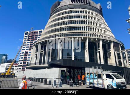 210113 -- WELLINGTON, 13. Januar 2021 -- Arbeiter reparieren den kaputten Haupteingang des neuseeländischen Parlaments in Beehive, Wellington, Neuseeland, 13. Januar 2021. Die neuseeländische Polizei verhaftete einen 31-jährigen Mann, nachdem er am Mittwochmorgen einen Axtangriff auf das Parlament gestartet hatte. Die Motivation für den Angriff ist nicht klar, und der Mann wurde wegen vorsätzlichen Schadens und des Besitzes einer Offensivwaffe angeklagt, berichteten lokale Medien. Foto: /Xinhua NEW ZEALAND-WELLINGTON-PARLIAMENT-AXT ATTACK MengxTao PUBLICATIONxNOTxINxCHN Stockfoto