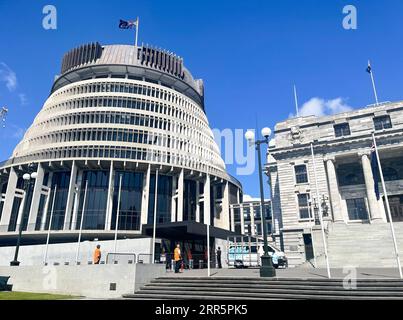 210113 -- WELLINGTON, 13. Januar 2021 -- Arbeiter reparieren den kaputten Haupteingang des neuseeländischen Parlaments in Beehive, Wellington, Neuseeland, 13. Januar 2021. Die neuseeländische Polizei verhaftete einen 31-jährigen Mann, nachdem er am Mittwochmorgen einen Axtangriff auf das Parlament gestartet hatte. Die Motivation für den Angriff ist nicht klar, und der Mann wurde wegen vorsätzlichen Schadens und des Besitzes einer Offensivwaffe angeklagt, berichteten lokale Medien. Foto: /Xinhua NEW ZEALAND-WELLINGTON-PARLIAMENT-AXT ATTACK MengxTao PUBLICATIONxNOTxINxCHN Stockfoto