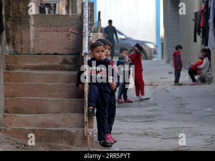 210113 -- GAZA, 13. Januar 2021 -- Kinder spielen vor ihren Häusern im Al-Shati Flüchtlingscamp in Gaza City, 11. Januar 2021. Am 24. August 2020 kündigten die von der Hamas geführten Behörden in Gaza die ersten vier COVID-19-Fälle an und verhängten eine Reihe restriktiver Maßnahmen, um die Ausbreitung des Virus einzudämmen. Seitdem wurden alle Kirchen, Moscheen, Schulen, Märkte und privaten Einrichtungen geschlossen und öffentliche Versammlungen verboten. ZU DIESEM Feature: Palästinensische Flüchtlingsschüler hoffen auf eine umfassende Ausbildung in der Post-Pandemie-Ära Foto: Rizek Abdeljawad/Xinhua MIDEAST-GAZA-FLÜCHTLING xiongsihao PUBLICATIONxNOTxI Stockfoto