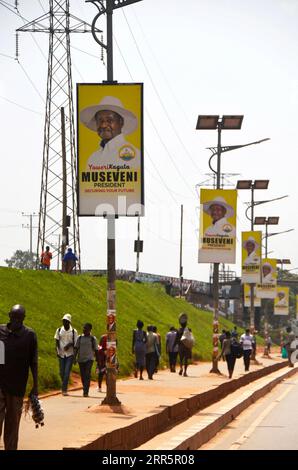 210113 -- KAMPALA, 13. Januar 2021 -- Reklametafeln, die die Kandidatur für den ugandischen Präsidenten Yoweri Museveni bewerben, sind in Kampala, Uganda, 13. Januar 2021 zu sehen. Die Ugander werden am 14. Januar zu den Wahlen gehen, um einen neuen Präsidenten und parlamentsmitglieder zu wählen. Foto von /Xinhua UGANDA-KAMPALA-WAHLKAMPFWERBUNG NicholasxKajoba PUBLICATIONxNOTxINxCHN Stockfoto