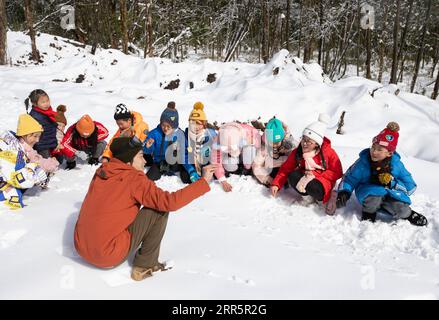 210113 -- YINGJING, 13. Januar 2021 -- Schüler der Huchangbao Primary School lernen in einem Camp im Longcanggou National Forest Park im Yingjing County, südwestlich der chinesischen Provinz Sichuan, 13. Januar 2021, Wildtierspuren zu suchen und zu erkennen. In den letzten Jahren hat das Yingjing County eine Reihe von Bildungsaktivitäten im Longcanggou National Forest Park organisiert, um die lokale Bildung in der natürlichen Umgebung zu fördern. CHINA-SICHUAN-YINGJING-NATURE-EDUCATION ACTIVITIES CN JIANGXHONGJING PUBLICATIONXNOTXINXCHN Stockfoto