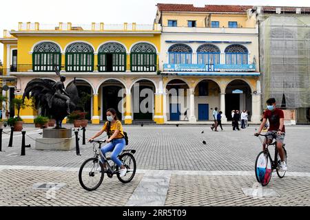 210115 -- HAVANNA, 15. Januar 2021 -- Menschen, die Gesichtsmasken tragen, werden auf einer Straße in Havanna, Kuba, 14. Januar 2021 gesehen. Die Kommunalregierung in Havanna kündigte als Reaktion auf die COVID-19-Pandemie neue restriktive Maßnahmen an, da am Mittwoch landesweit 550 neue Fälle gemeldet wurden, was am sechsten Tag in Folge einen neuen Tagesrekord darstellt. Foto von /Xinhua CUBA-HAVANA-COVID-19-FÄLLE JoaquinxHernandez PUBLICATIONxNOTxINxCHN Stockfoto