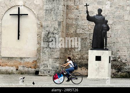 210115 -- HAVANNA, 15. Januar 2021 -- Eine Frau, die Eine Gesichtsmaske trägt, fährt ein Fahrrad auf einer Straße in Havanna, Kuba, 14. Januar 2021. Die Kommunalregierung in Havanna kündigte als Reaktion auf die COVID-19-Pandemie neue restriktive Maßnahmen an, da am Mittwoch landesweit 550 neue Fälle gemeldet wurden, was am sechsten Tag in Folge einen neuen Tagesrekord darstellt. Foto von /Xinhua CUBA-HAVANA-COVID-19-FÄLLE JoaquinxHernandez PUBLICATIONxNOTxINxCHN Stockfoto