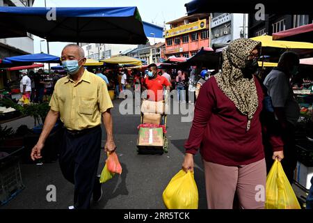 210115 -- KUALA LUMPUR, 15. Januar 2021 -- Menschen, die Gesichtsmasken tragen, kaufen auf einem Markt in Kuala Lumpur, Malaysia, 15. Januar 2021. Malaysia berichtete über 3.211 neue Infektionen, sagte das gesundheitsministerium und brachte die nationale Summe auf 151.066. Foto von /Xinhua MALAYSIA-KUALA LUMPUR-COVID-19-FÄLLE ChongxVoonxChung PUBLICATIONxNOTxINxCHN Stockfoto
