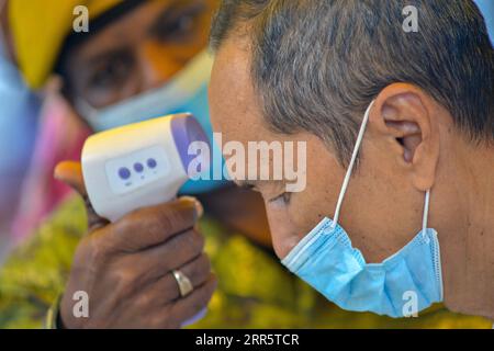 210115 -- KUALA LUMPUR, 15. Januar 2021 -- Ein Mann, Der eine Gesichtsmaske trägt, lässt die Körpertemperatur überprüfen, bevor er in Kuala Lumpur, Malaysia, am 15. Januar 2021 in einen Markt eintritt. Malaysia berichtete über 3.211 neue Infektionen, sagte das gesundheitsministerium und brachte die nationale Summe auf 151.066. Foto von /Xinhua MALAYSIA-KUALA LUMPUR-COVID-19-FÄLLE ChongxVoonxChung PUBLICATIONxNOTxINxCHN Stockfoto