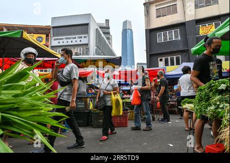 210115 -- KUALA LUMPUR, 15. Januar 2021 -- Menschen, die Gesichtsmasken tragen, kaufen auf einem Markt in Kuala Lumpur, Malaysia, 15. Januar 2021. Malaysia berichtete über 3.211 neue Infektionen, sagte das gesundheitsministerium und brachte die nationale Summe auf 151.066. Foto von /Xinhua MALAYSIA-KUALA LUMPUR-COVID-19-FÄLLE ChongxVoonxChung PUBLICATIONxNOTxINxCHN Stockfoto