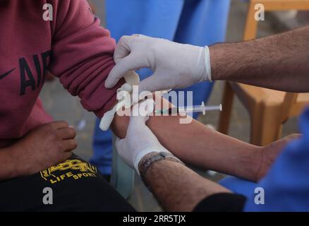 210116 -- RAFAH, 16. Januar 2021 -- Ein medizinischer Arbeiter nimmt eine Blutprobe von einem Mann für COVID-19-Test in der Stadt Rafah im südlichen Gazastreifen, 15. Januar 2021. Foto von /Xinhua MIDEAST-GAZA-RAFAH-COVID-19-TEST KhaledxOmar PUBLICATIONxNOTxINxCHN Stockfoto