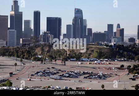 210116 -- LOS ANGELES, 16. Januar 2021 -- Autofahrer stehen an, um an einer COVID-19-Impfstelle im Dodger Stadium in Los Angeles, Kalifornien, USA, am 15. Januar 2021 geimpft zu werden. Das größte Impfzentrum in den Vereinigten Staaten wurde am Freitag im Dodger Stadium in Los Angeles County gegründet, da die Metropolregion an diesem Wochenende den letzten düsteren Meilenstein von 1 Million Fällen erreichen wird. In dem Bemühen, die COVID-19-Impfrate zu beschleunigen, hat Dodger Stadium, Heimstadion der Los Angeles Dodgers der Major League Baseball und einst eine der größten COVID-19-Teststandorte in der Co Stockfoto