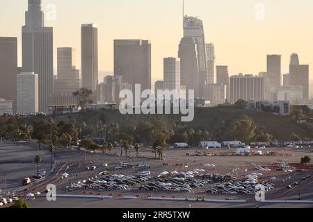 210116 -- LOS ANGELES, 16. Januar 2021 -- Autofahrer stehen an, um an einer COVID-19-Impfstelle im Dodger Stadium in Los Angeles, Kalifornien, USA, am 15. Januar 2021 geimpft zu werden. Das größte Impfzentrum in den Vereinigten Staaten wurde am Freitag im Dodger Stadium in Los Angeles County gegründet, da die Metropolregion an diesem Wochenende den letzten düsteren Meilenstein von 1 Million Fällen erreichen wird. In dem Bemühen, die COVID-19-Impfrate zu beschleunigen, hat Dodger Stadium, Heimstadion der Los Angeles Dodgers der Major League Baseball und einst eine der größten COVID-19-Teststandorte in der Co Stockfoto